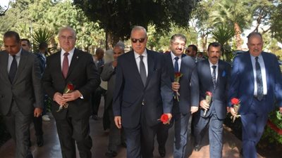 إكليل من الزهور على تمثال الزعيم حيدر علييف بالقناطر الخيرية 