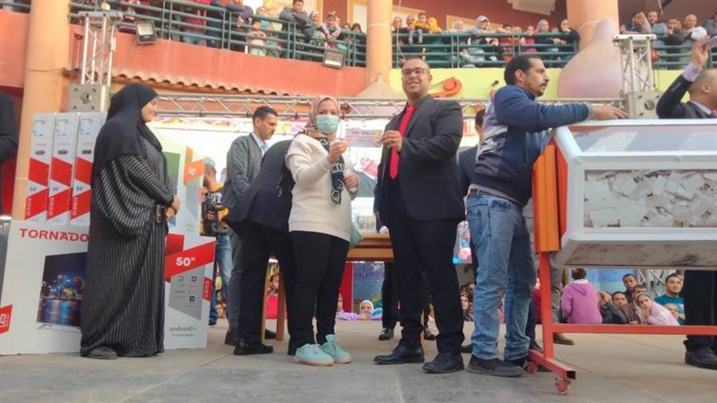 تسليم الجوائز للفائزين