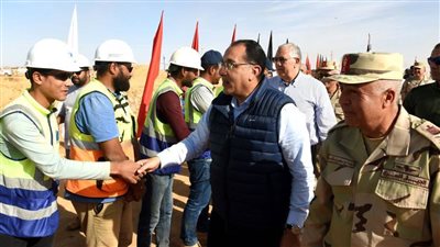 رئيس الوزراء يتفقد سير الأعمال بمشروع تنمية جنوب الوادي بتوشكى