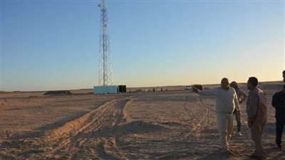 محافظ الوادي الجديد يتابع أعمال توصيل خدمة الاتصالات بمنطقة قرى درب الأربعين