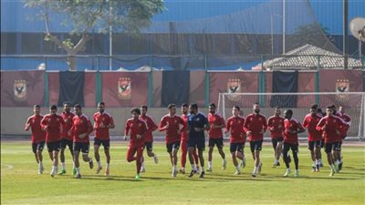 تدريبات بدنية للاعبي الأهلي وأشغال شاقة للحراس