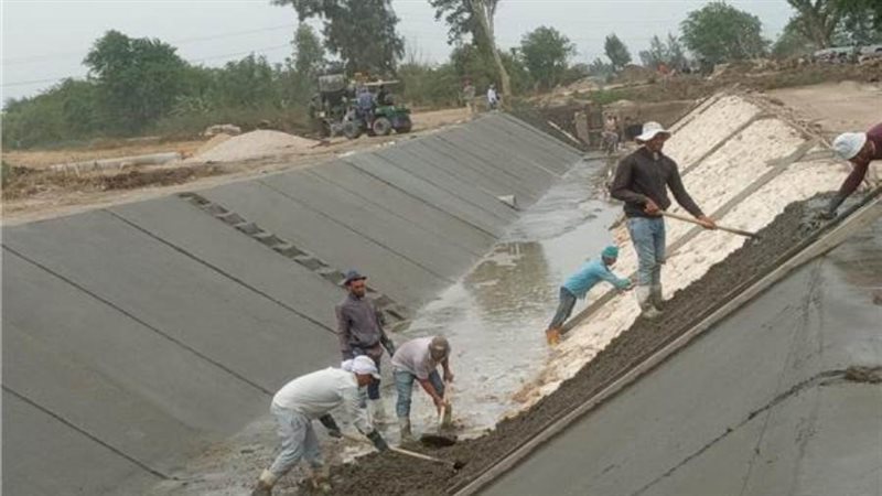 تبطين 115 ترعة بمراكز