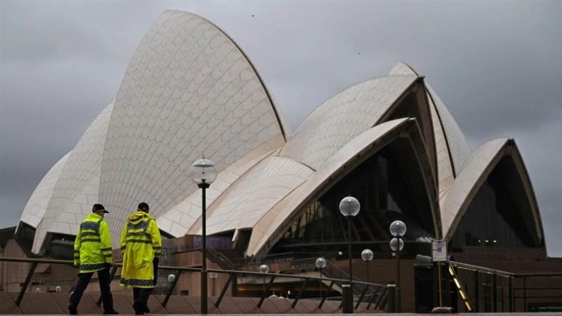 شرطيان يسيران أمام