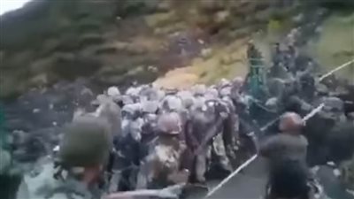 معركة بالعصي بين القوات الهندية والصينية داخل منطقة حدودية... فيديو