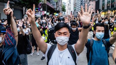 متظاهرون يابانيون يحملون لافتات مكتوب عليها 