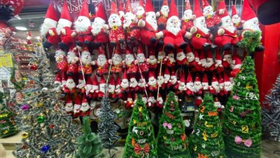 أسعار هدايا الكريسماس في المحلات والشوارع المصرية 