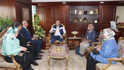 محافظ بني سويف يلتقي عددًا من شباب المحافظة 