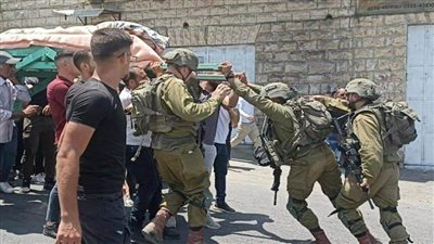 الاحتلال الإسرائيلي يعتدي على جنازة طفل فلسطيني في الخليل