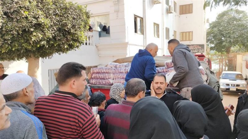 توزيع الأرز على المواطنين