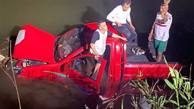 إنقاذ سائق سقطت به سيارة ربع نقل داخل ترعة الرياح التوفيقي بالدقهلية