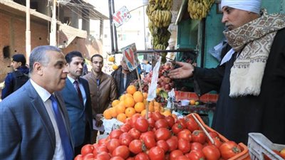 محافظ سوهاج يتفقد عددا من الأسواق ومنافذ بيع السلع الغذائية