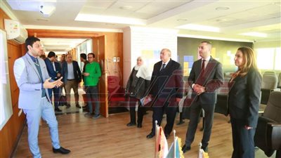 نائب وزير الاتصالات تشيد بمركز استدامة كأول مركز صديق للبيئة وبالحزم التدريبية