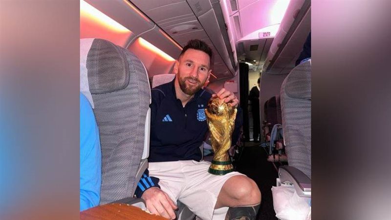 ميسي يحمل كأس العالم