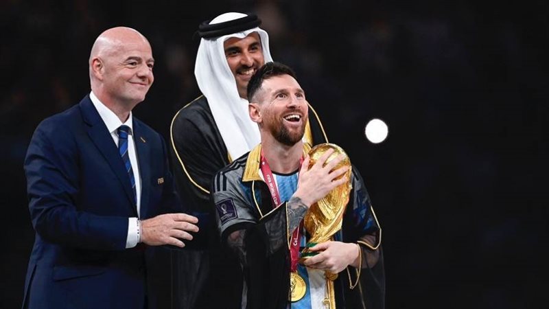 ميسي يتوسط تميم وإنفانتينو