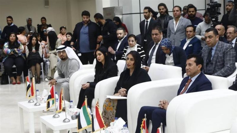 سفيرة الامارات مع