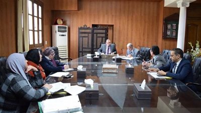 رئيس جامعة بني سويف يرأس اجتماع شعب اللغات والمنشآت وأعضاء هيئة التدريس