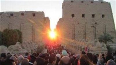 أكثر من ألف سائح مصري وأجنبي يشهدون ظاهرة تعامد الشمس على معابد الكرنك