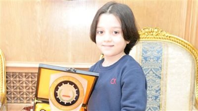 محافظ الدقهلية يكرم الطفل المعجزة 