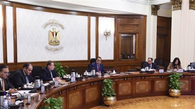 رئيس الوزراء يوجه بتكثيف العمل على تقليص زمن الإفراج لمختلف الشحنات الموجودة بالموانئ