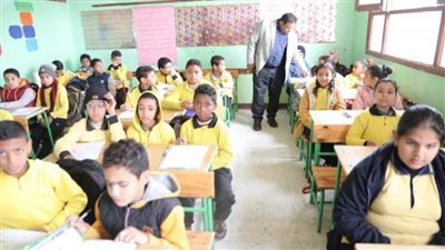 وكيل وزارة التعليم بالوادي الجديد يفاجئ مدرسة 25 يناير بالخارجة