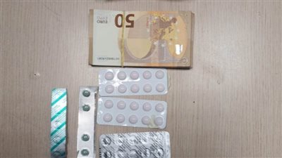 ضبط شخص بميناء القاهرة الجوي حاول تهريب عملات أجنبية ومواد وأقراص مخدرة