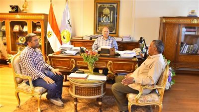 محافظ أسيوط يلتقي مسؤولي مديرية الإسكان ويناقش المشروعات التي تنفذها بالمراكز والأحياء