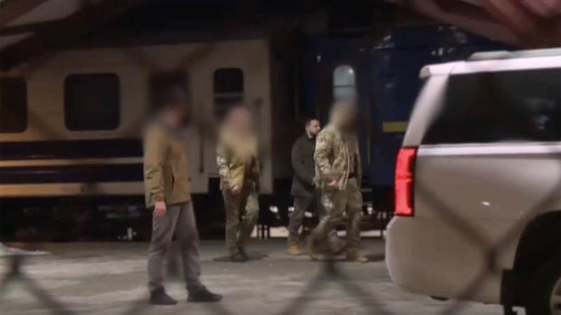 زيلينسكي يستقل زيارة