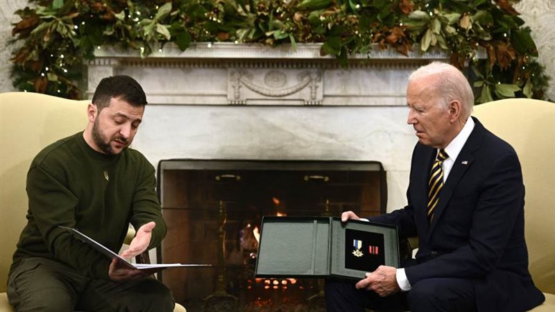 زيلينسكي يمنح بايدن