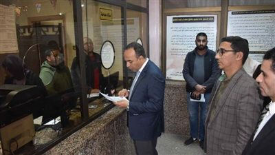 نائب محافظ المنيا يتابع منظومة العمل بالمركز التكنولوجي ويفحص عددًا من الحالات لاستصدار التراخيص