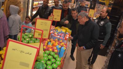 محافظ المنيا يتابع توافر السلع والمنتجات الغذائية بأسعار مناسبة بعدد من المنافذ والسلاسل التجارية  (صور) 