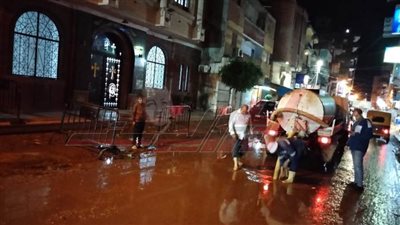 هطول أمطار بعدد من مدن كفر الشيخ ورفع المياه ليلًا 