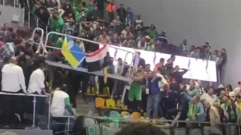 سقوط لوحة حديدية