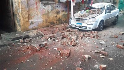انهيار أجزاء من عقار وتهشم سيارة بسبب الشتاء بالإسكندرية