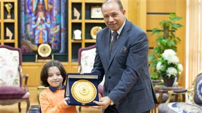 رئيس جامعة المنصورة يكرم الطفل المعجزة 