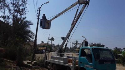 مركز ومدينة القنطرة شرق يواصل أعمال رفع القمامة والمخلفات وكفاءة الإنارة العامة