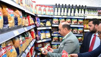    محافظ أسوان: ضخ كميات كبيرة من السلع الغذائية بأسعار مخفضة 