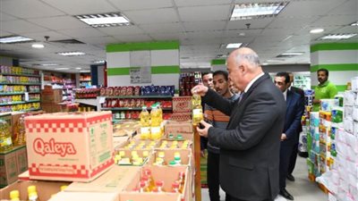 محافظ قنا: مخزون السلع الغذائية آمن ومراقبة للأسواق على مدار اليوم