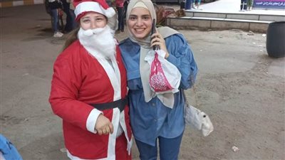 تأكيدًا لروح المحبة والإخاء بابا نويل يوزع الهدايا على المارة بشوارع المنيا.. صور