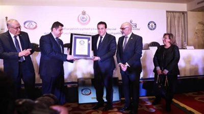 وزير الصحة يتسلم شهادة موسوعة «جينيس» لتوعية 523 طفلًا مصابًا بالسكر من النوع الأول