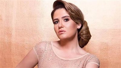 معز مسعود يحتفل بعيد ميلاد هنا شيحة.. وشجرة الكريسماس في الخلفية