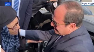 عاجل..الرئيس السيسي يوقف موكبه بعد رؤيته لإحدى السيدات جالسة على الرصيف (فيديو)