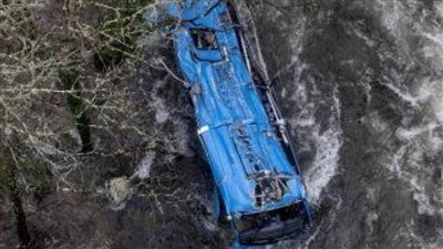 عاجل.. دماء في النهر بعد سقوط حافلة من ارتفاع 30 مترا