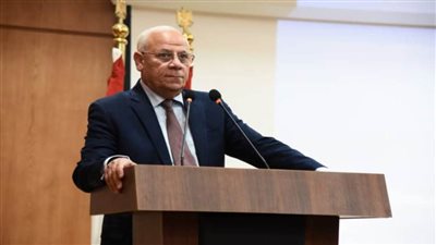 محافظ بورسعيد يوجه بإزالة الإشغالات وتكثيف أعمال النظافة بمحيط مستشفى الزهور