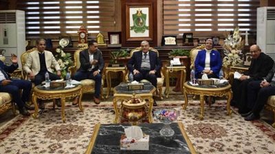 محافظ المنيا يستقبل عددًا من أعضاء مجلس النواب لمناقشة وحل طلبات المواطنين