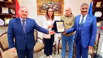 نائب محافظ البحيرة تكرم رجال التموين وتهديهم درع المحافظة