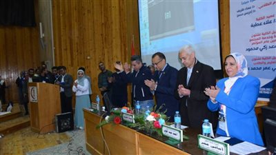 نائب رئيس جامعة أسيوط يشارك في اليوم الطلابي على هامش مؤتمر كلية الطب بخدمة المجتمع 