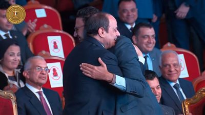 في لفتة إنسانية وأبوية .. الرئيس السيسي يعانق أحد أبنائه من ذوي الهمم