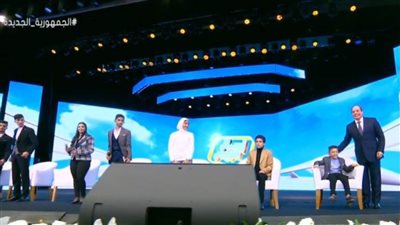  عاجل.. الرئيس السيسي يلتقط صوراً تذكارية مع ذوي الهمم (فيديو)