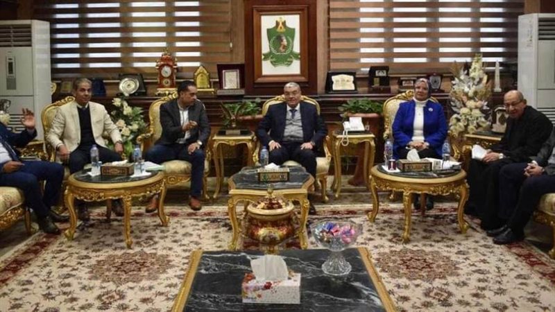 محافظ المنيا مع عدد