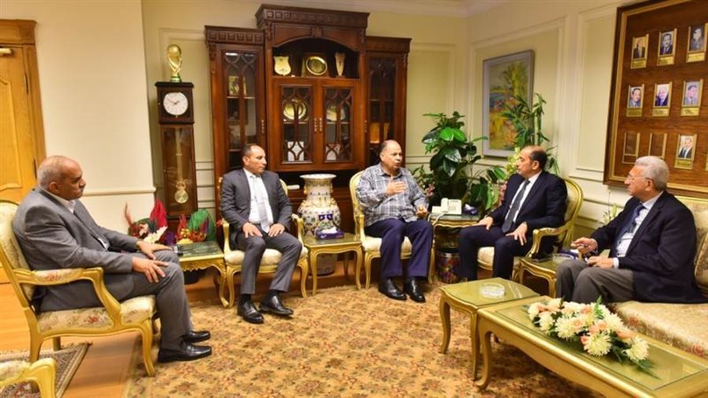 محافظ أسيوط يلتقي